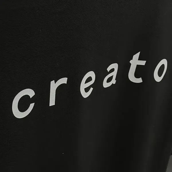 Creato-logo bedrukt op de rug van een zwarte trui