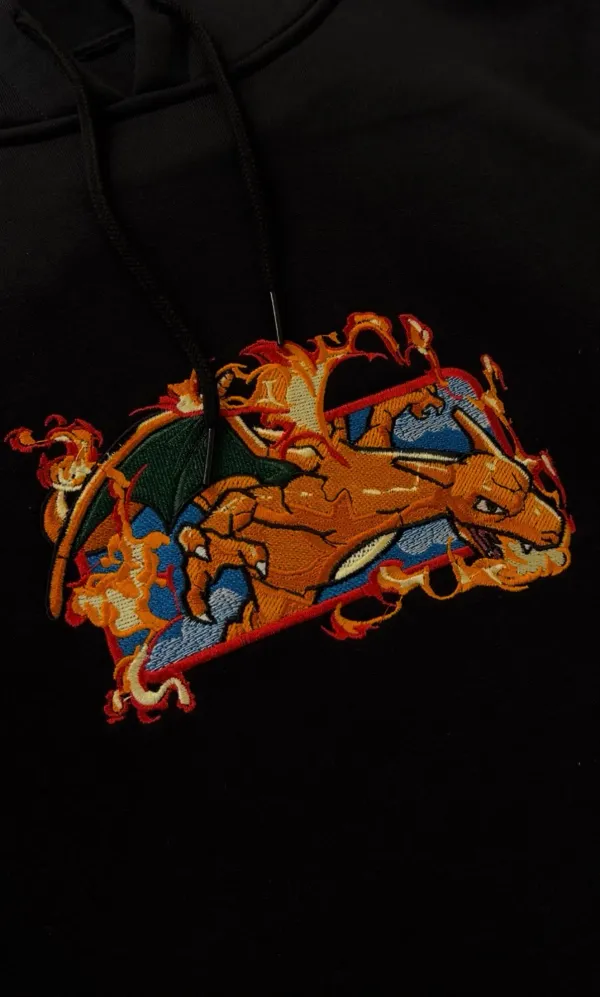 Kleurrijk geborduurd drakenmotief op een zwarte hoodie