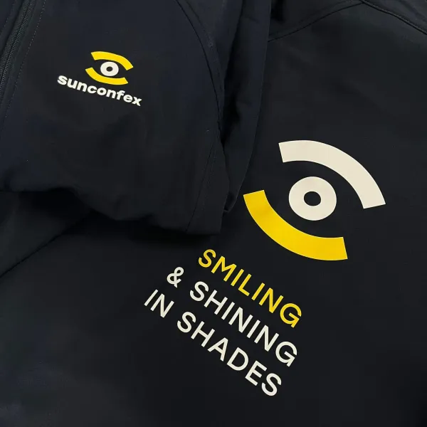Sunconfex-kleding bedrukt met een geel en wit logo