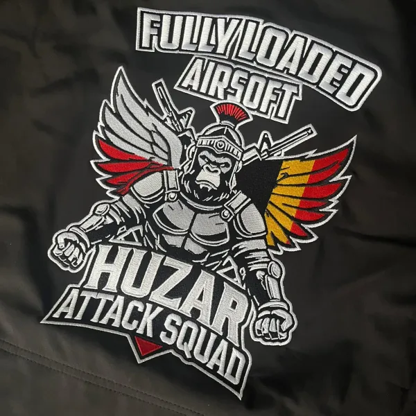 Geborduurd Fully Loaded Airsoft-embleem op een zwarte jas