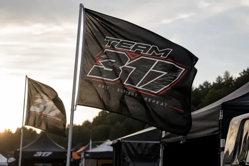 Gepersonaliseerde teamvlaggen wapperen op een evenement