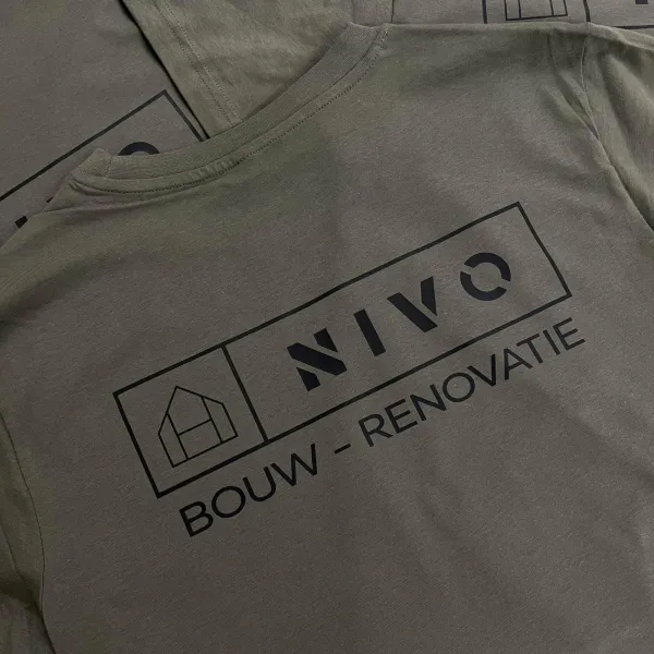 Nivo Bouw-Renovatie-logo bedrukt op een groen T-shirt